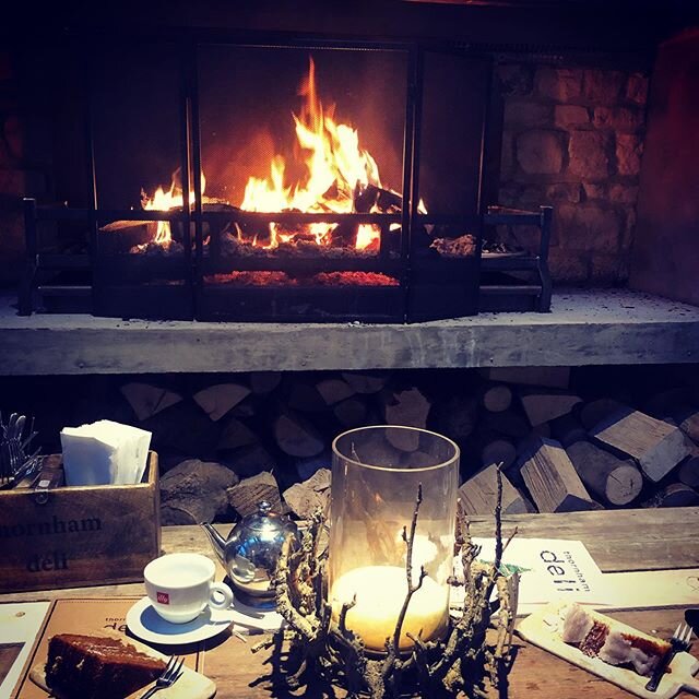 Tea &amp; Cake 😋 with @babes_and_diddy @thornhamdeli 
#northnorfolk #rainydays #holidays #teaandcake #fireside #toasty #yumyum #dietstartsjanuary