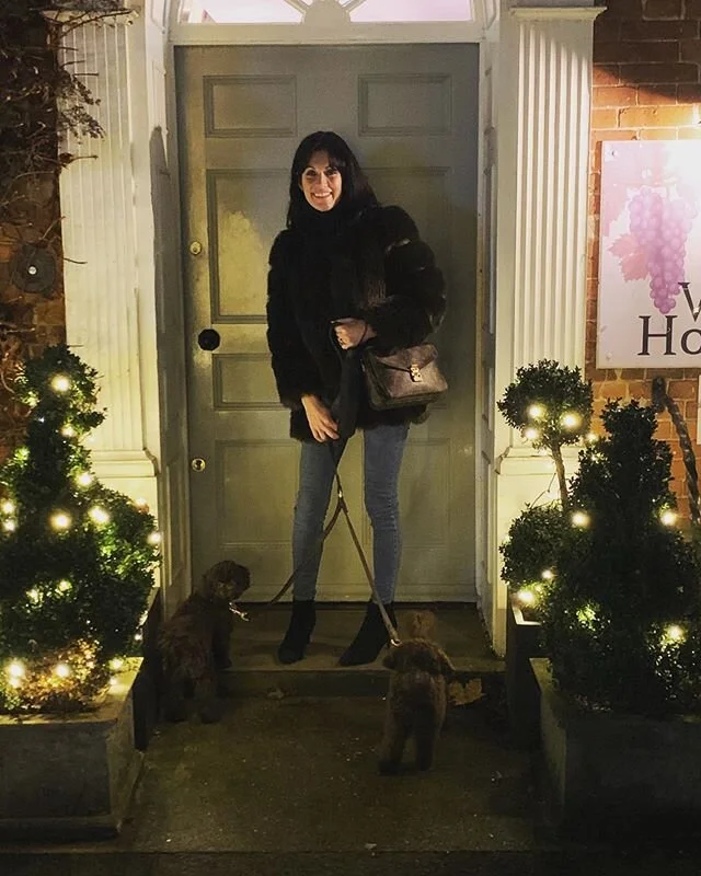 Feeling Festive with my fur babies ✨✨✨ @babes_and_diddy 🐩🐩 @burnham_market 
#furbabies #xmaseve #burnhammarket #drinkies #woofwoof #puppiesofinstagram #holibobs #villagelife #christmas #specialtimes #festivesvibes #festiveseason #hohoho