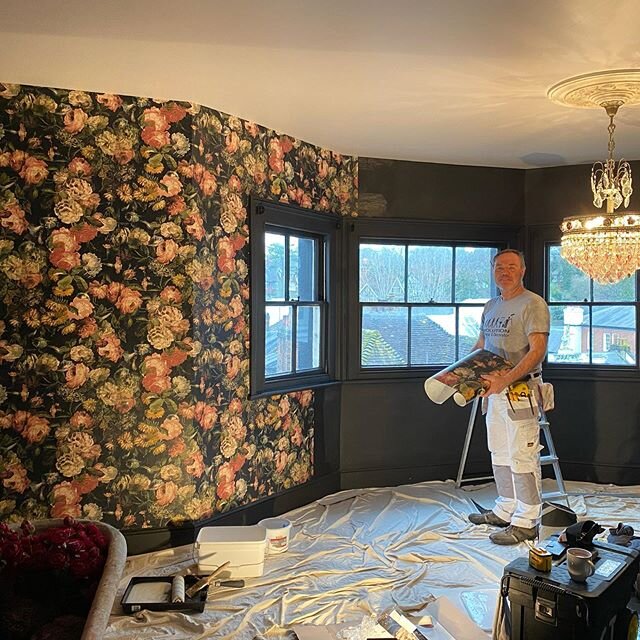 Nothing like a wallpaper installation on a miserable wet weekend 🖤🖤@louisebrowninteriors @chrisjonesdecor more pics to follow...
.
.
.
.
@houseofhackney #houseofhackney #midnightgarden #darkflorals #bedroomgoals #interiordesign #interiorstyling #wa