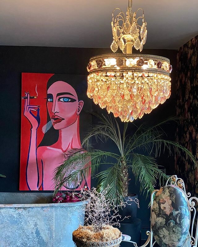Interior Styling 🖤 @louisebrowninteriors 
#interiorstyling #bedroomgoals #chandelier #antiques #artwork #houseofhackney #midnightgarden #gardenbedroom #personality #darkinteriors #indoorplants #kickass #darkflorals #shoreditchvibes