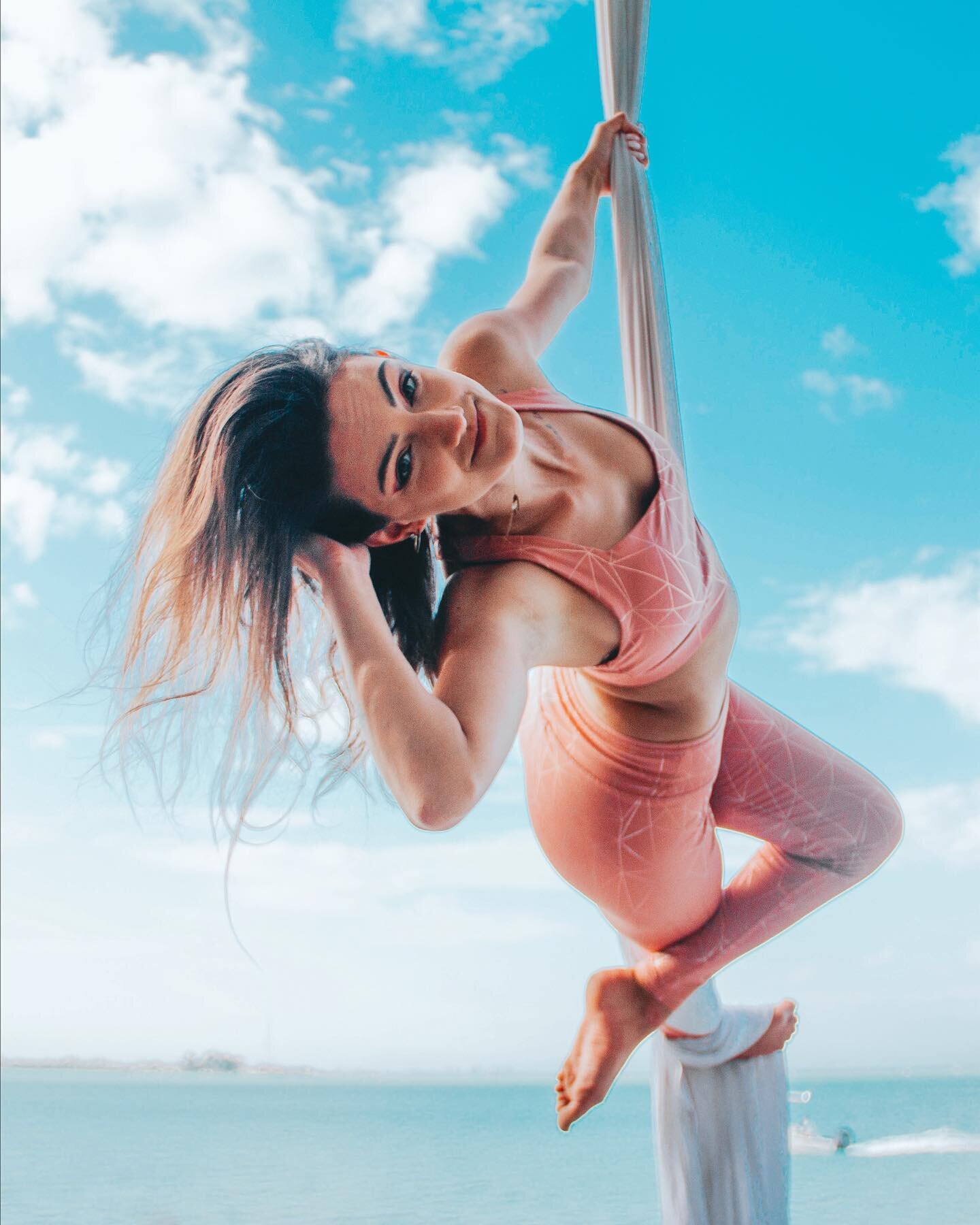 I didn&rsquo;t start aerial because I was confident in my body, or because i was already super strong &amp; flexible.. I started it because I wasn&rsquo;t those things. 
⠀⠀⠀⠀⠀⠀⠀⠀⠀
I get the same comments when I encourage people to try aerial arts: 
⠀
