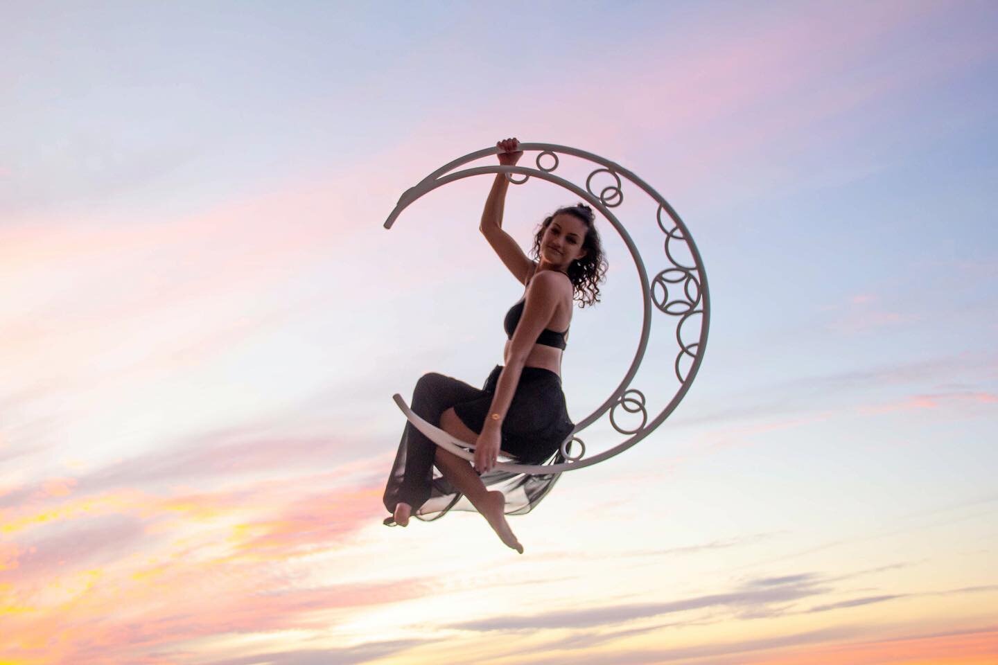 I hope that you succeed in making even your wildest dreams come true. 
That is all. 
✨✨✨

#aerialistsoutdoors #aerialists #aerialistofig #aerialmoon #aeriallyra #aerialartsphotography #aerialistphotography #keepdreaming #keepdreamingbig #holdingspace