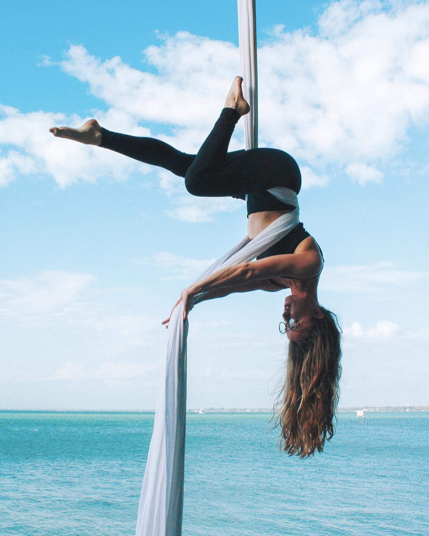 &ldquo;I didn&rsquo;t start aerial because I was confident in my body, or because i was already super strong &amp; flexible.. I started it because I wasn&rsquo;t those things. 
⠀⠀⠀⠀⠀⠀⠀⠀⠀
I get the same comments when I encourage people to try aerial a