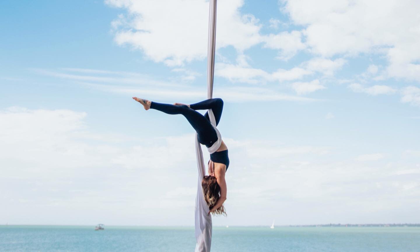 ✨ Strong &amp; graceful ✨

Just girl crushing on one of my aerial besties @littlebird.20 today 🥰✨🐥

#aerialistsoutdoors #aerialistofig #aerialsilkstricks #sarasotaphotography #sarasotaflorida #srqlife