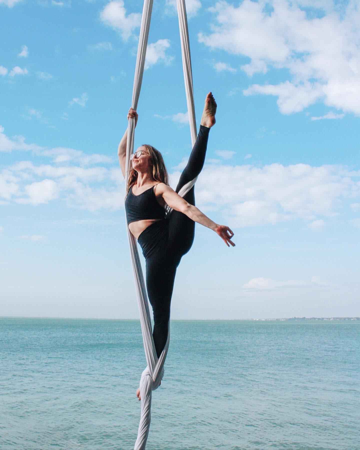 🌞 𝓦𝓪𝓵𝓴𝓲𝓷𝓰 𝓸𝓷 𝔀𝓪𝓽𝓮𝓻 🌞

Message us to book your silk over the sea Photoshoot in Sarasota today! Silks are provided, and beginners are more than welcome ✨

Aerialist: the beautiful @littlebird.20 🐥

#aerialistsoutdoors #aerialists #aeri
