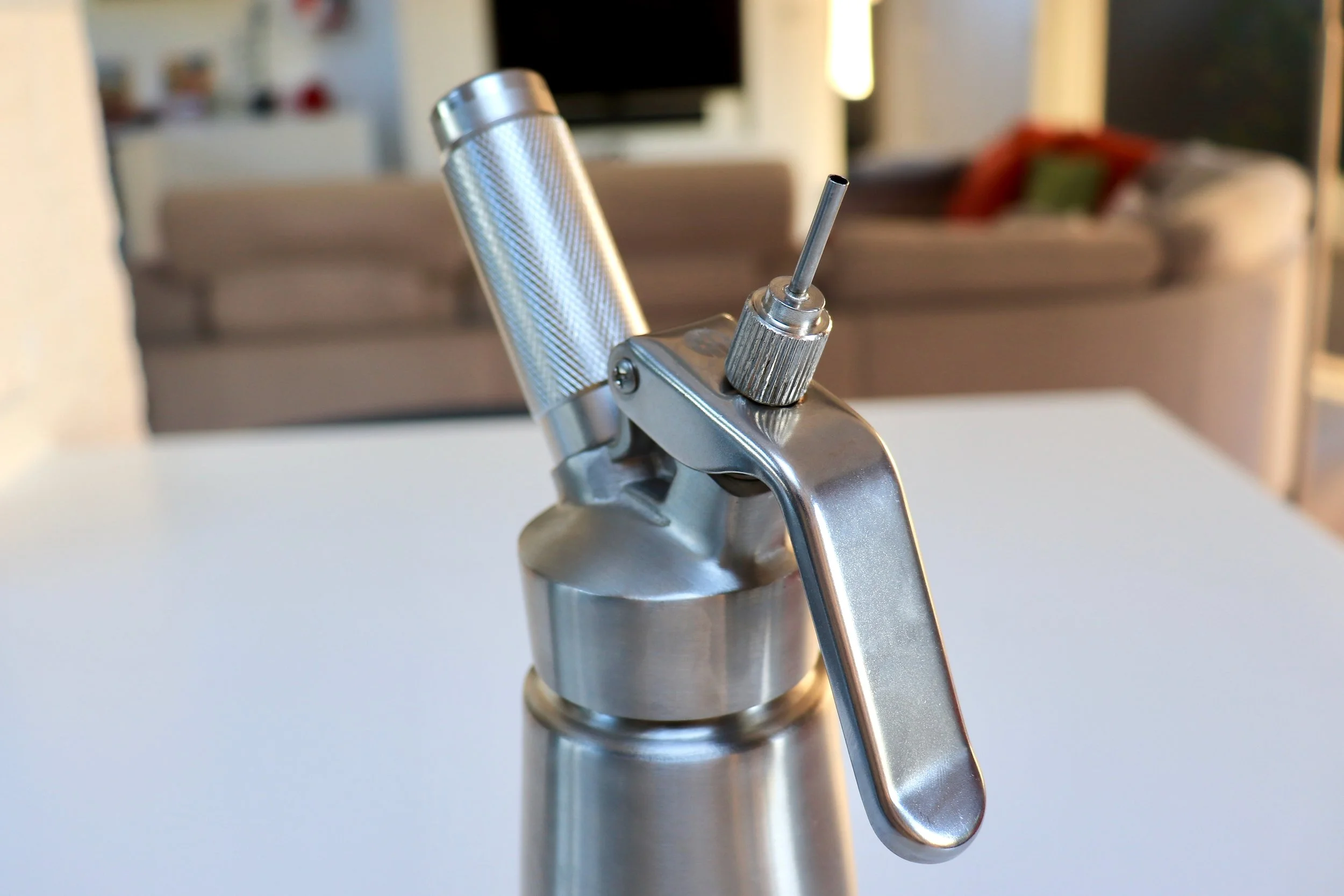 Whipped cream maker with a short 2-3mm injector tip fitted