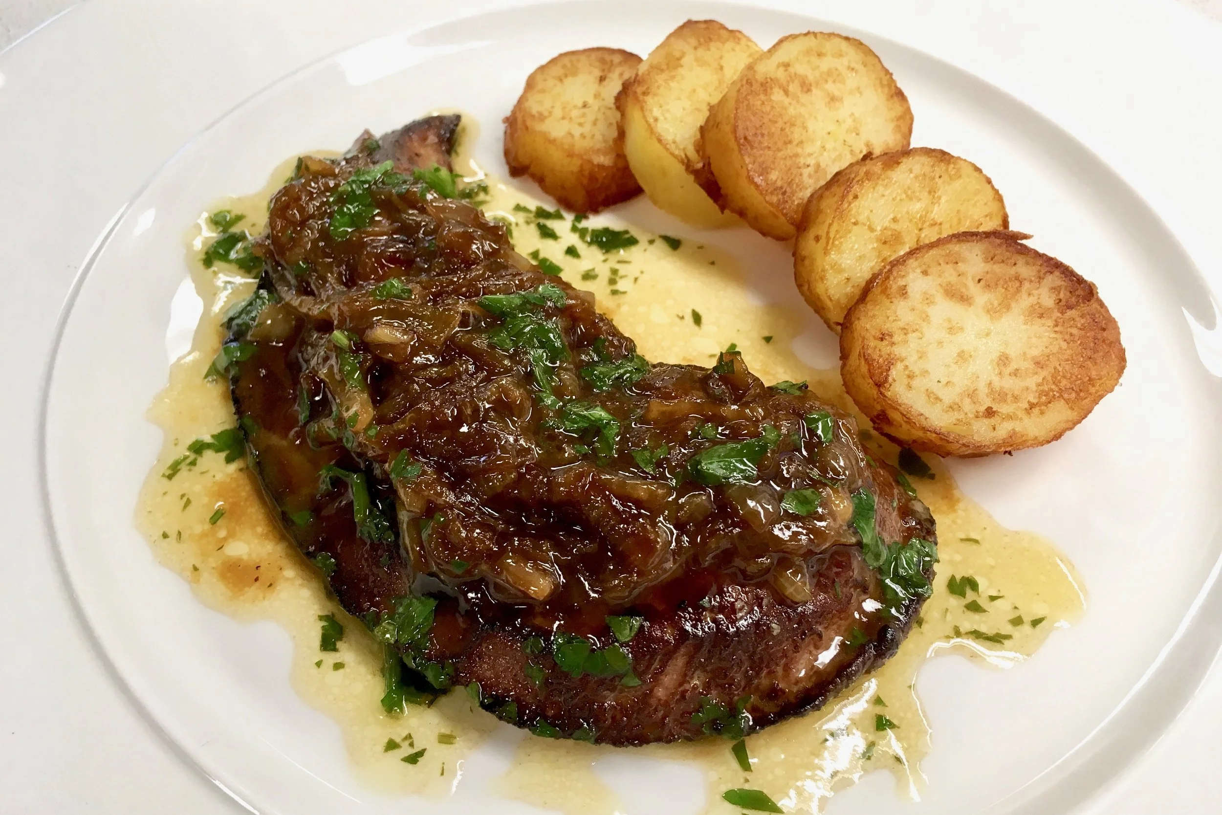 Pan-fried calf liver with onions and pan-fried potatoes