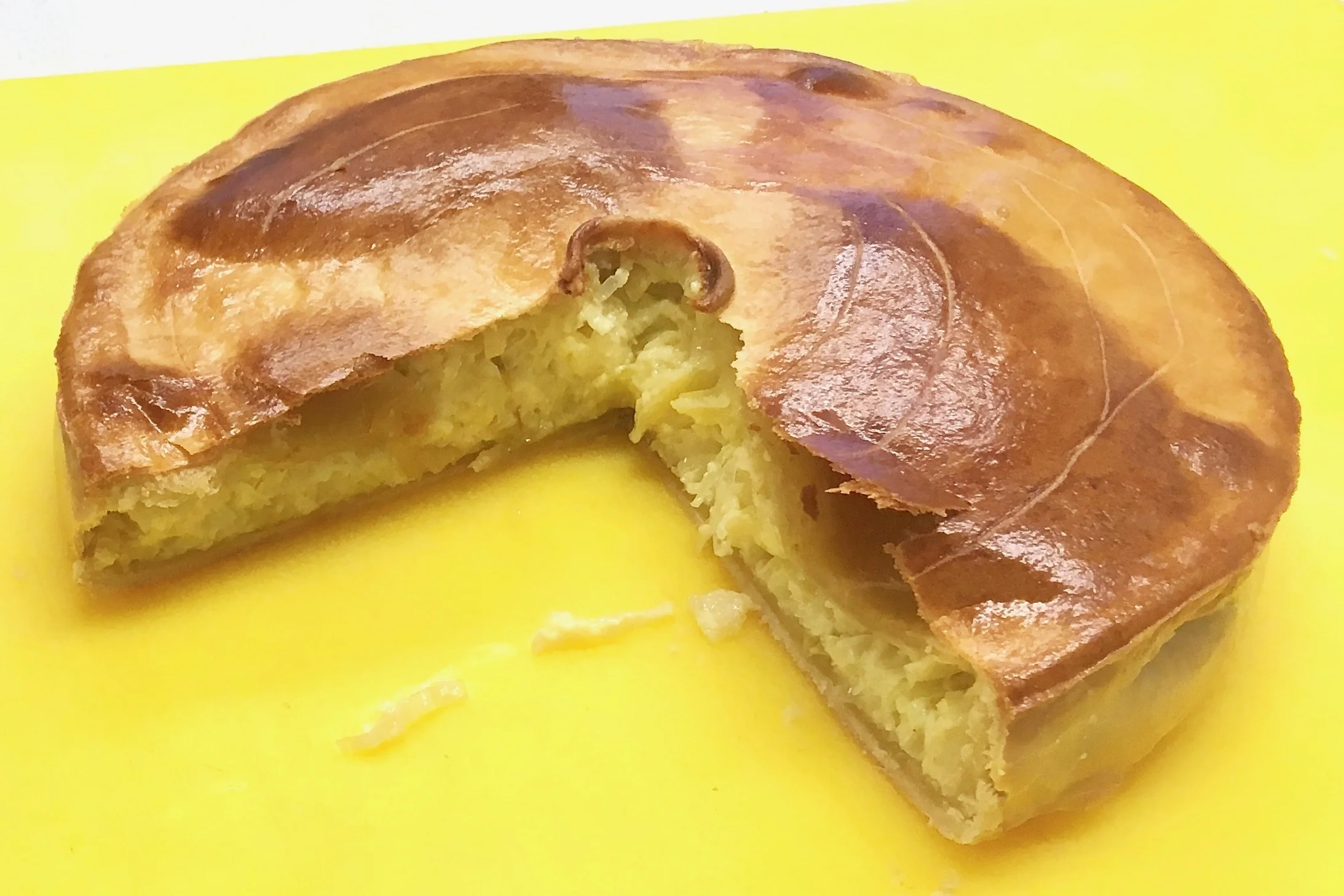 Covered leek flan with hot crust pastry