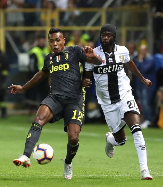 Alex Sandro of Juventus competes for the ball with Gervinho of Parma Calcio during the serie A match between Parma Calcio and Juventus at Stadio Ennio Tardini on September 1, 2018 in Parma, Italy. (Aug. 31, 2018 - Source: Marco Luzzani/Getty Images Europe)