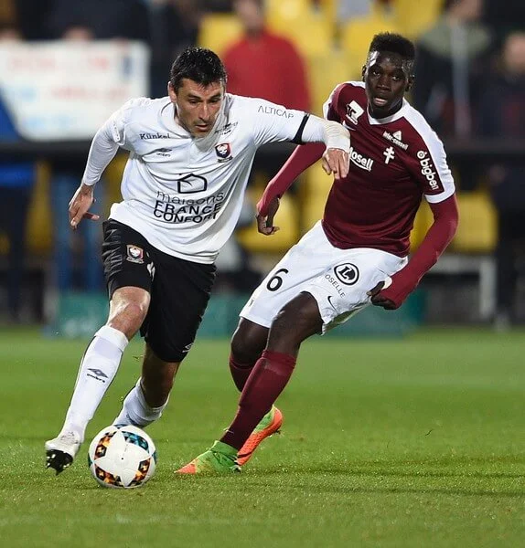 Metz' Senegalese midfielder Ismaila Sarr (R) vies for the ball with Caen's French midfielder Julien Feret during the French L1 football match between Metz (FCM) and Caen (SMC) on April 15, 2017 at Saint Symphorien stadium in Longeville-Les-Metz, eastern France. . / AFP PHOTO / Jean Christophe VERHAEGEN (April 14, 2017 - Source: AFP)