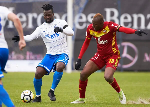 Abdul Aziz Tetteh of FC Dinamo Moscow vies for the ball with Stoppila Sunzu of FC Arsenal Tula during the Russian Premier League match between FC Dinamo Moscow and FC Arsenal Tula on March 31, 2018 in Moscow, Russia. (March 30, 2018 - Source: Epsilon/Getty Images Europe)