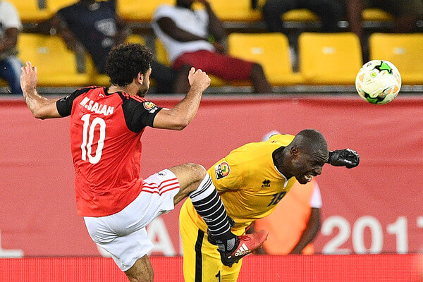 Uganda's goalkeeper Denis Onyango (R) challenges Egypt's forward Mohamed Salah during the 2017 Africa Cup of Nations group D football match between Egypt and Uganda in Port-Gentil on January 21, 2017. / AFP / Justin TALLIS (Jan. 20, 2017 - Source: AFP)