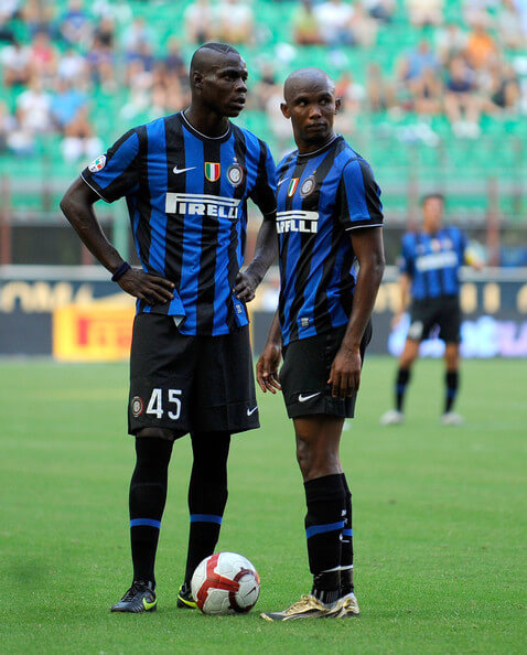 Mario Balotelli (L) and Samuel Eto'o of Inter Milan look on during the Serie A match between Inter Milan and Bari at Giuseppe Meazza Stadium on August 23, 2009 in Milan, Italy. (Aug. 22, 2009 - Source: Claudio Villa/Getty Images Europe)