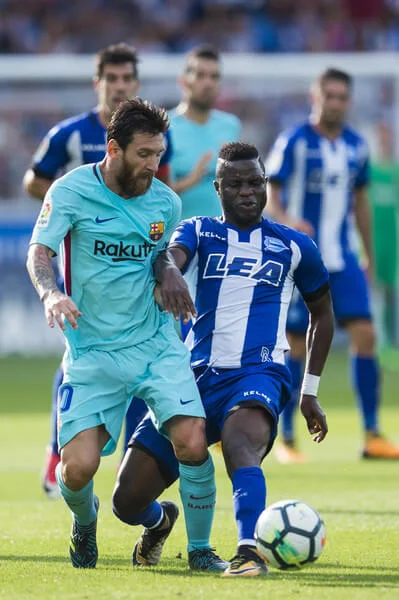 Wakaso Mubarak of Deportivo Alaves (R) being followed by Luka Modric of Real Madrid CF (L) during the La Liga match between Deportivo Alaves and Real Madrid CF at Estadio de Mendizorroza on October 6, 2018 in Vitoria-Gasteiz, Spain. (Oct. 5, 2018 - Source: Getty Images Europe)