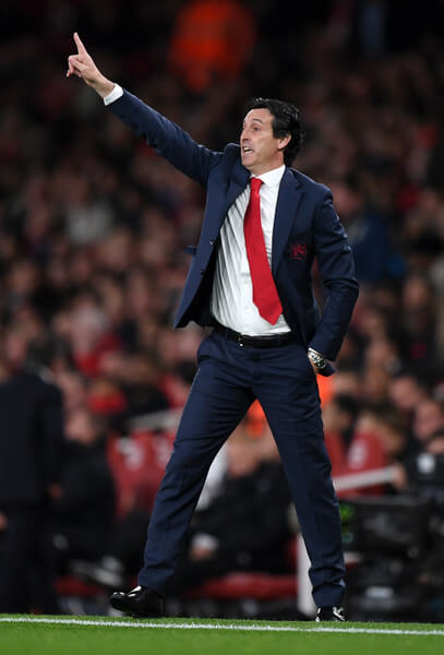 Unai Emery, Manager of Arsenal gives his team instructions during the Premier League match between Arsenal FC and Leicester City at Emirates Stadium on October 22, 2018 in London, United Kingdom. (Oct. 21, 2018 - Source: Shaun Botterill/Getty Images Europe)