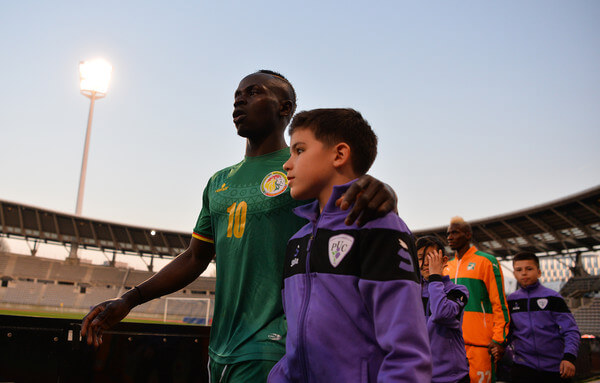 Sadio Mane of Senegal makes his way onto the pitch prior to the International Friendly match between the Ivory Coast and Senegal at the Stade Charlety on March 27, 2017 in Paris, France. (March 26, 2017 - Source: Dan Mullan/Getty Images Europe)
