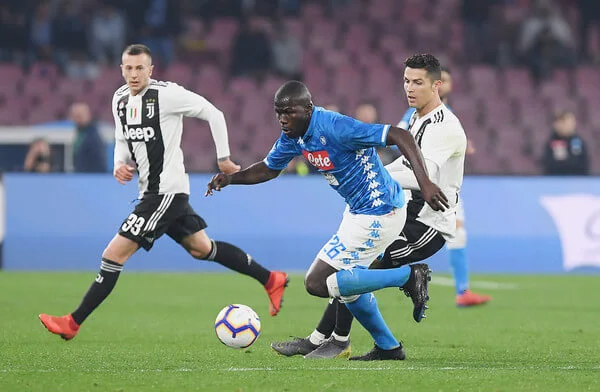 Kalidou Koulibaly of SSC Napoli vies Cristiano Ronaldo of Juventus during the Serie A match between SSC Napoli and Juventus at Stadio San Paolo on March 3, 2019 in Naples, Italy. (March 2, 2019 - Source: Francesco Pecoraro/Getty Images Europe)