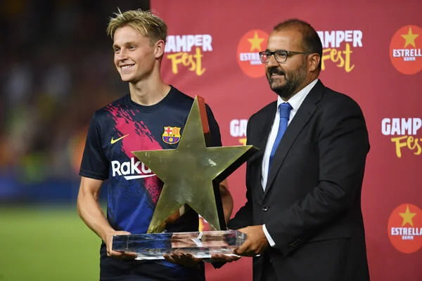 Frenkie de Jong of Barcelona is presented with the man of the match award after the Joan Gamper Trophy pre-season friendly match between FC Barcelona and Arsenal at Nou Camp on August 04, 2019 in Barcelona, Spain. (Aug. 3, 2019 - Source: Getty Images Europe)