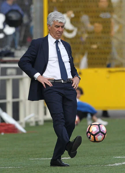 Atalanta BC coach Gian Piero Gasperini controls the ball during the Serie A match between Atalanta BC and Pescara Calcio at Stadio Atleti Azzurri d'Italia on March 19, 2017 in Bergamo, Italy. (March 18, 2017 - Source: Marco Luzzani/Getty Images Europe