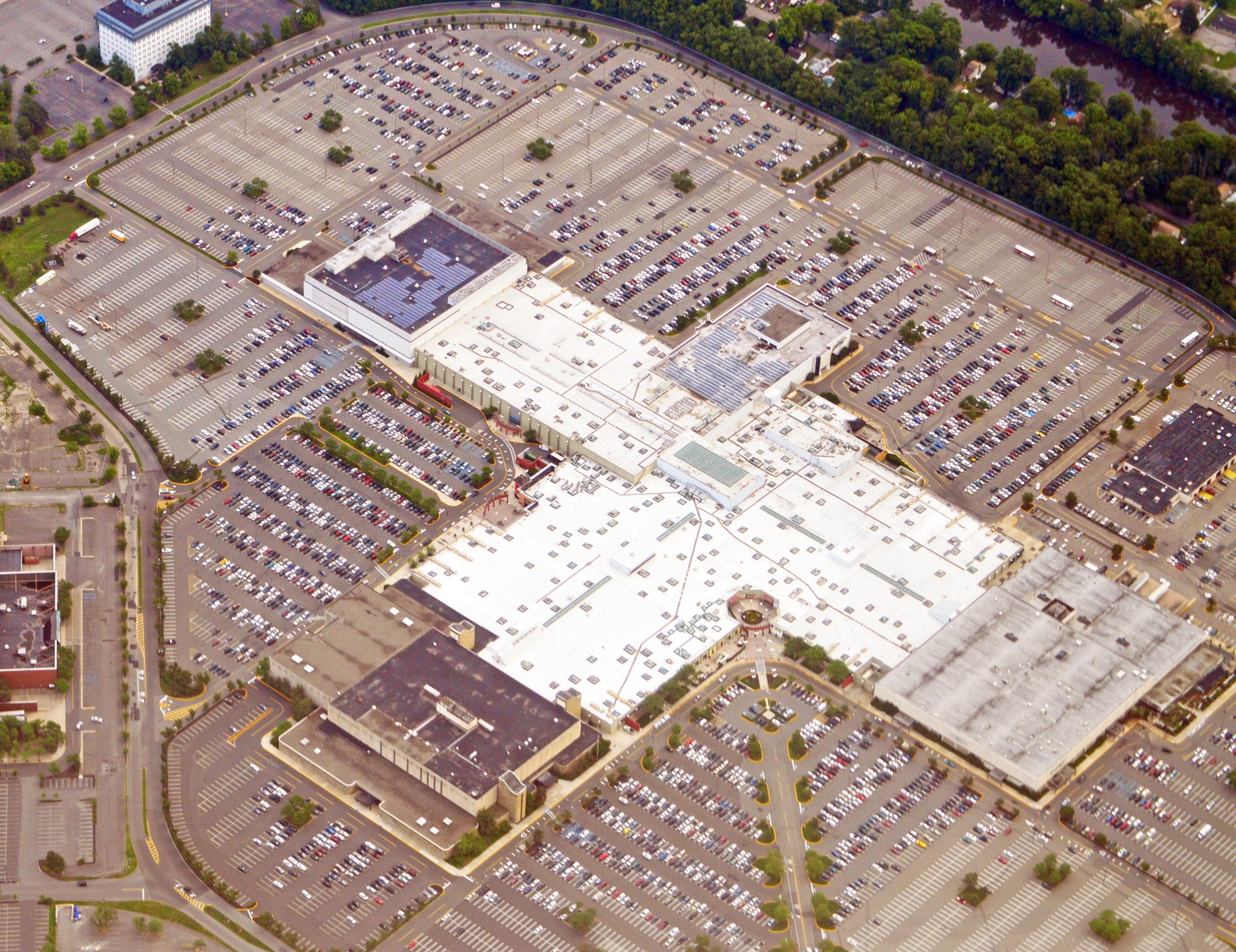 Shopping-Mall-171291237_1920x1479-squashed.jpeg