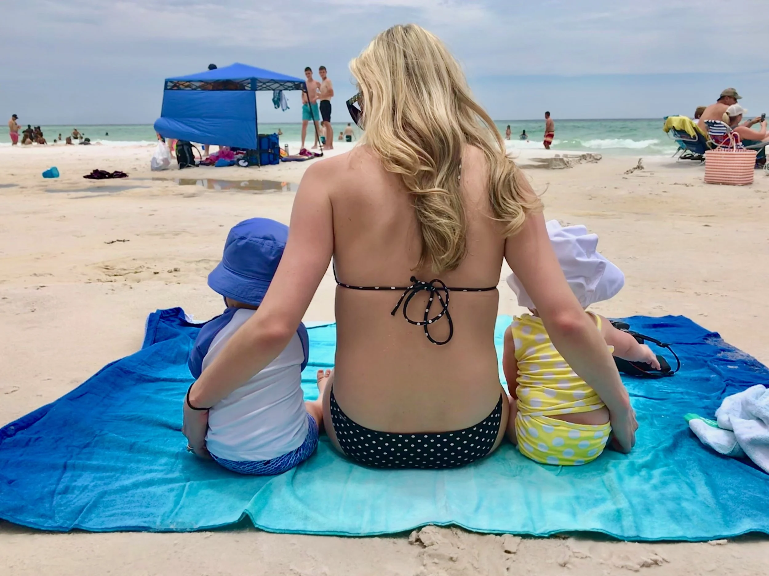 16 Essentials for Beach Day with Your Babies