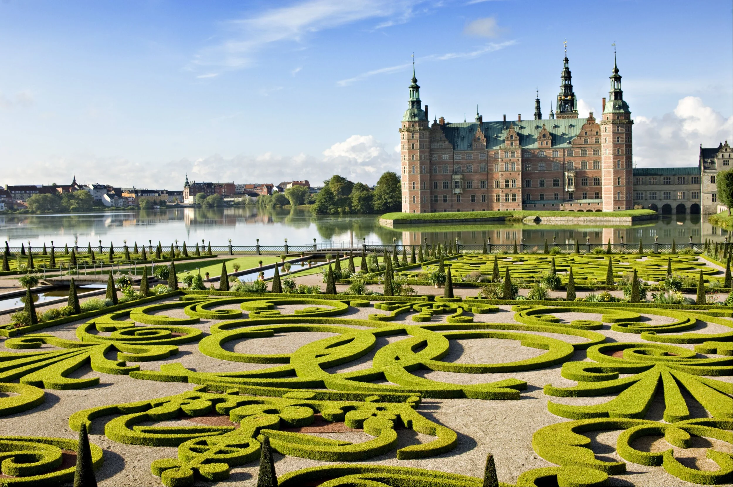 frederiksborg-castle-and-gardens-hiller-d-denmark-186883246-590102e55f9b5810dc34ee80.jpg