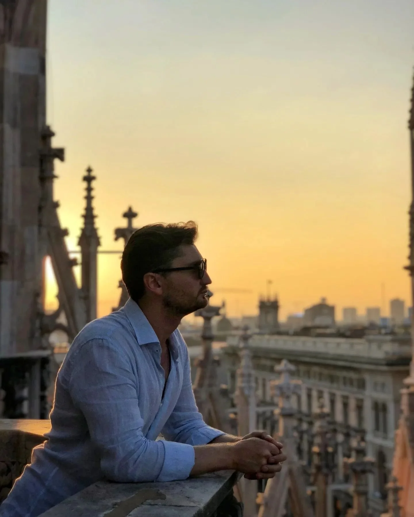 In a serenity surrounded by chaos 🪄

#milan #duomo #cellist #cello #music #classicalmusic