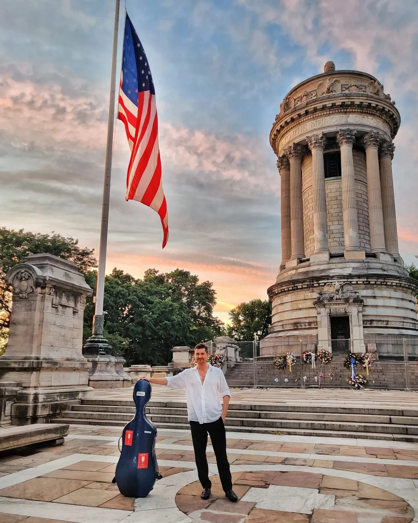 Happy birthday 🇺🇲 🌟🎻 
At this beautiful day meeting stars @konstantinstar and @polinamusic 🎶

#4thofjuly #usa #newyork #cellist #cello #music #musician #artist #classicalmusic #maxbeitan