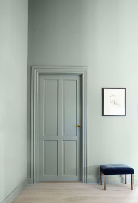 Via Bo Bedre Because the pale green is carried from the walls through to the woodwork and works in harmony with the muted flooring. The deep navy velvet pops against the backdrop, adding depth and texture ☝🏼