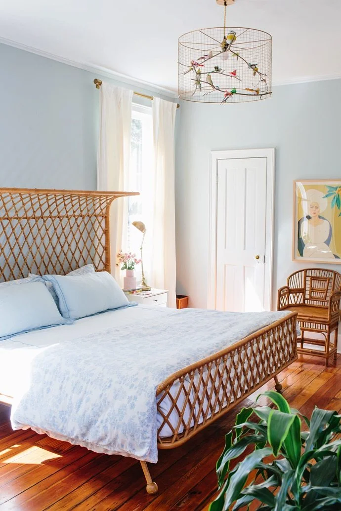 Via My Scandinavian Home Because the wood brings in natural elements while erring on the orangey side, and when paired with a powder blue the two work together cohesively. The ornate nature of the bed frame and armchair add a global flare, and whimsical artwork and lighting effortlessly incorporate additional accent colours and interest ☝🏼