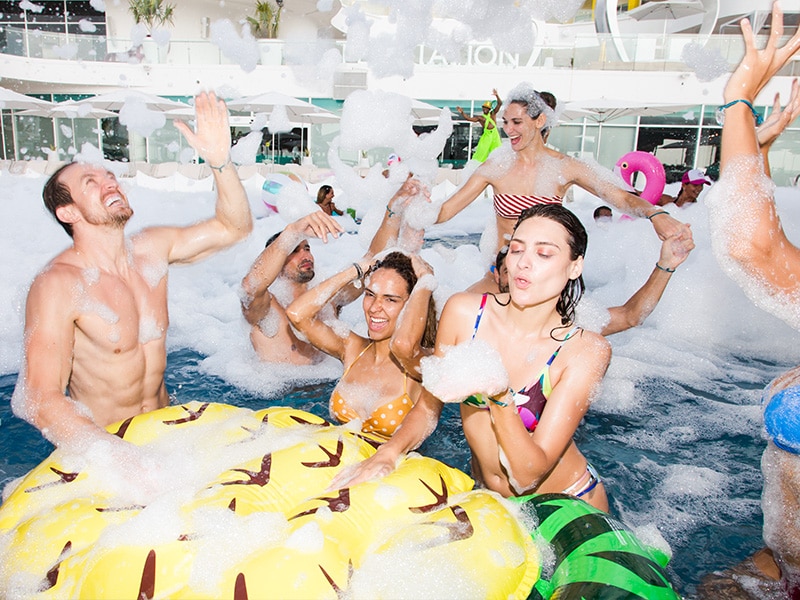 17_gal_tmp_foam-party-friends.jpg