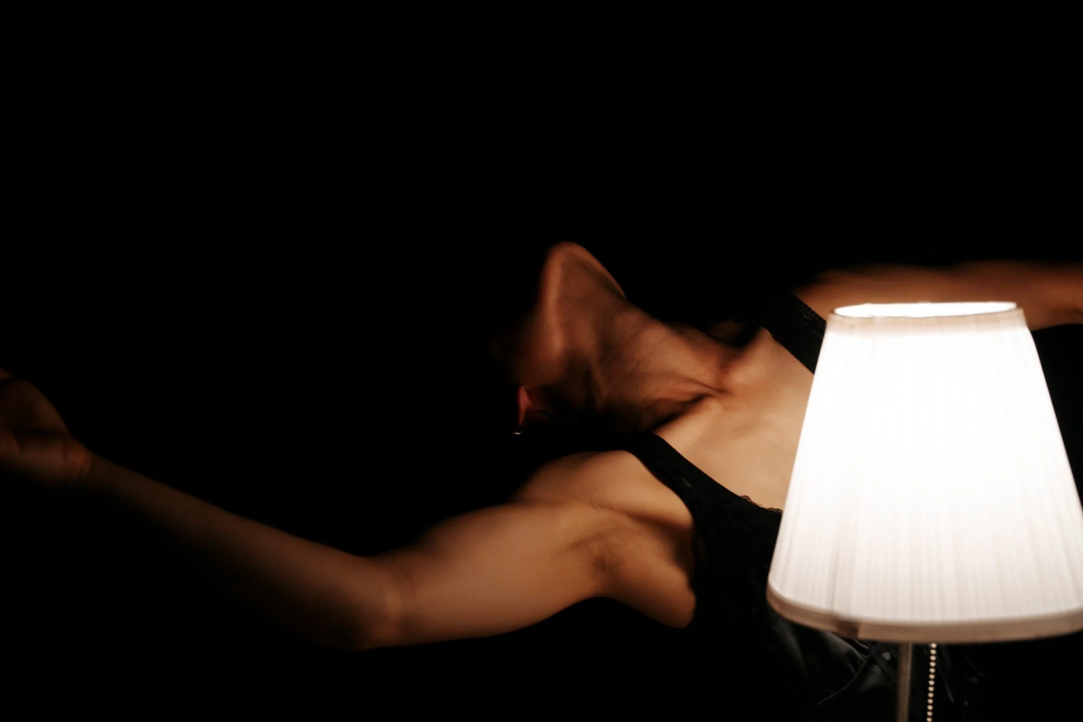 Les Nuits Troubles @__horschamp__ 

Image from R&amp;D spring/summer 2024

---------------------------------

𝘓𝘦𝘴 𝘕𝘶𝘪𝘵𝘴 𝘛𝘳𝘰𝘶𝘣𝘭𝘦𝘴 𝘦𝘹𝘱𝘭𝘰𝘳𝘦𝘴 𝘩𝘰𝘸 𝘪𝘯𝘵𝘪𝘮𝘢𝘵𝘦 𝘷𝘪𝘰𝘭𝘦𝘯𝘤𝘦 𝘤𝘢𝘯 𝘧𝘳𝘢𝘤𝘵𝘶𝘳𝘦 𝘰𝘯𝘦&rsquo;𝘴 𝘴𝘦𝘯?