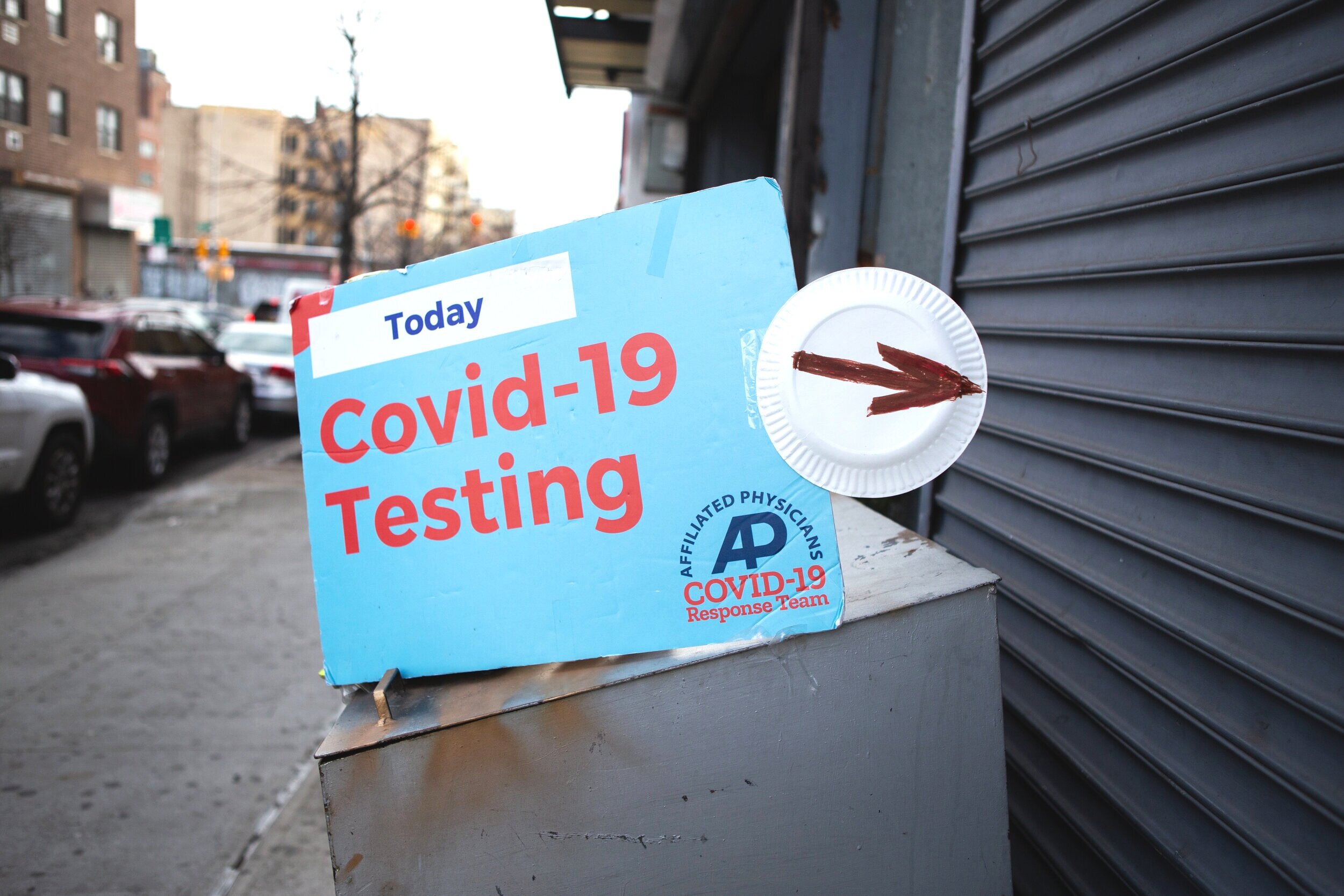 A sign directing foot traffic to the free testing site.