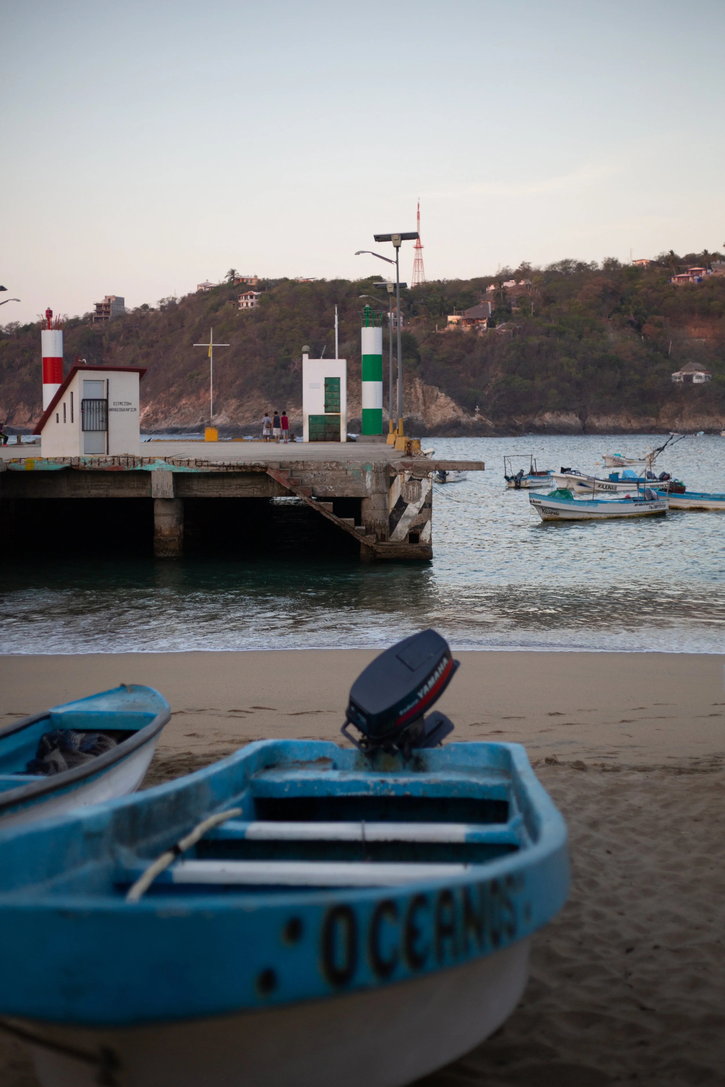 Luis, a volunteer with Red de Pueblos Transnacionales, brings packed bags up to the distribution table on street level.