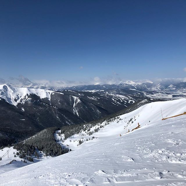 Day 36 - blazing bluebird day @arapahoe_basin on what I like to refer to as an east coast pow day (1-3 inches)🤣🐦#ski #skiing #snowboarding #snowboard #pow