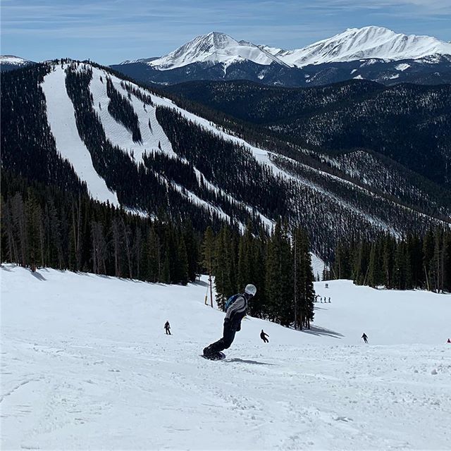 Day 39 - @keystone_resort. It&rsquo;s been a scorcher the last few days (yes that&rsquo;s me in the grey shirt). I guess spring is here. Who&rsquo;s ready for corn snow?🐦🌞🌽#ski #skiing #snowboarding #snowboard