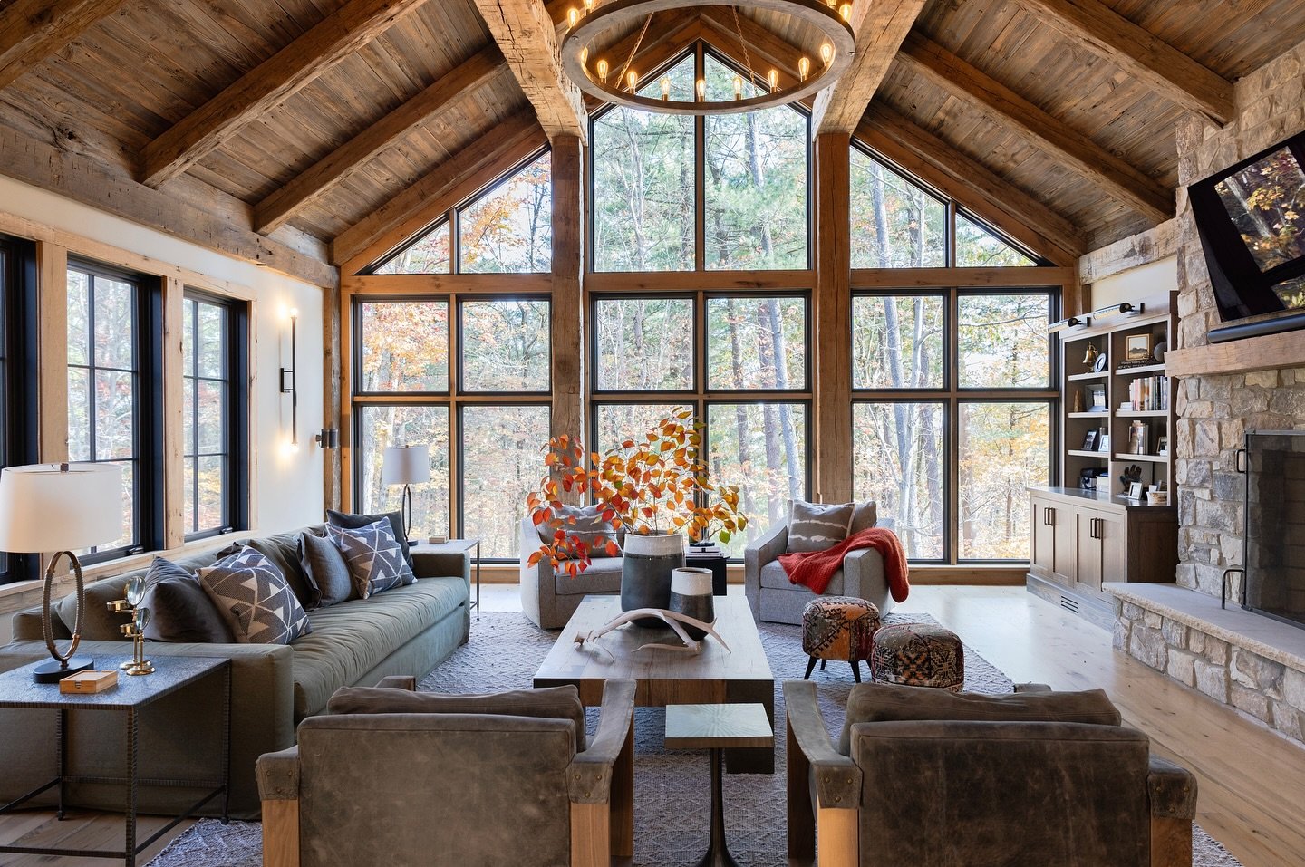 What an absolutely ideal space to get cozy during these chilly months! 😍
Designed by @jhendricksoninteriors. 🤌