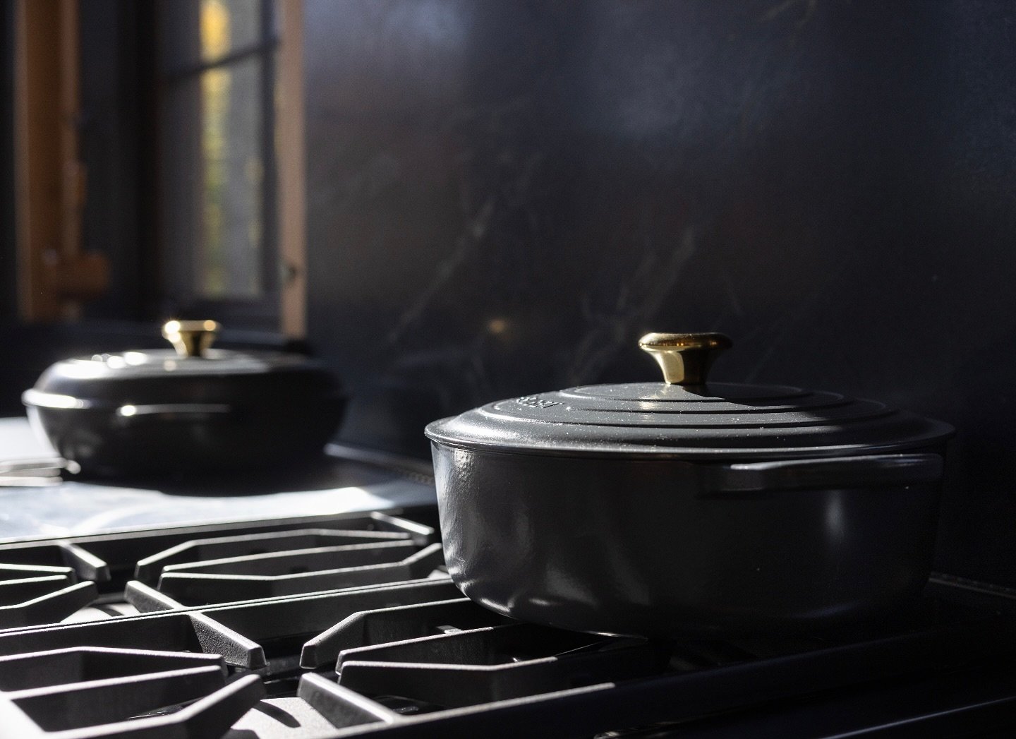 What&rsquo;s cookin&rsquo; good lookin&rsquo;?

A dark and dreamy peek at this cabin kitchen by @jhendricksoninteriors