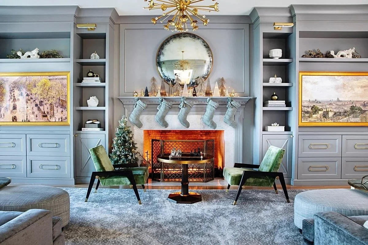 Wishing you all a holiday season as warm and lovely as this scene right here, by @reneegaddisinteriors. 🎄❤️

📷: @audrey_s_owen