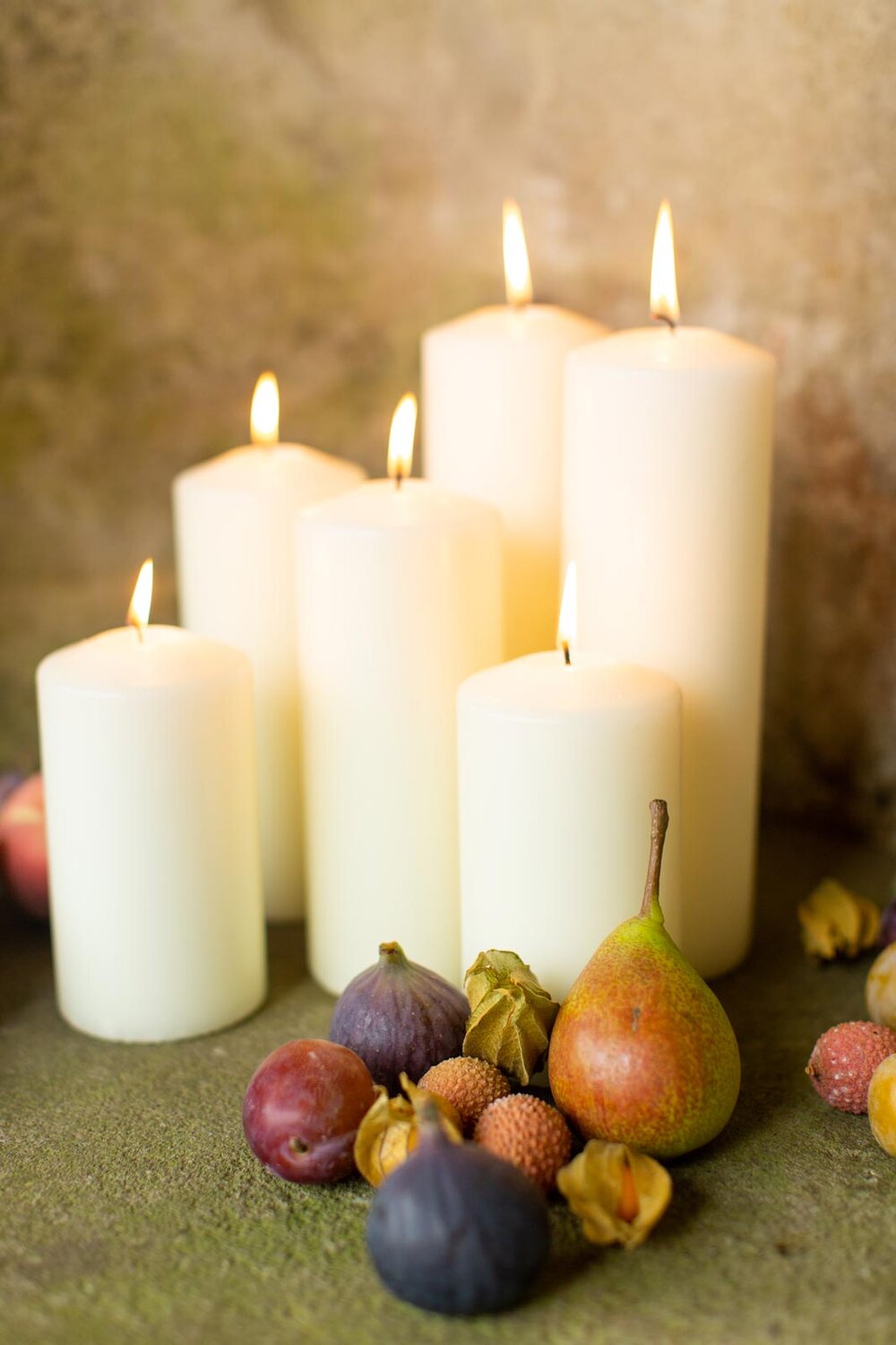 elegant-wedding-decor-with-fruits-and-lit-candles.jpg