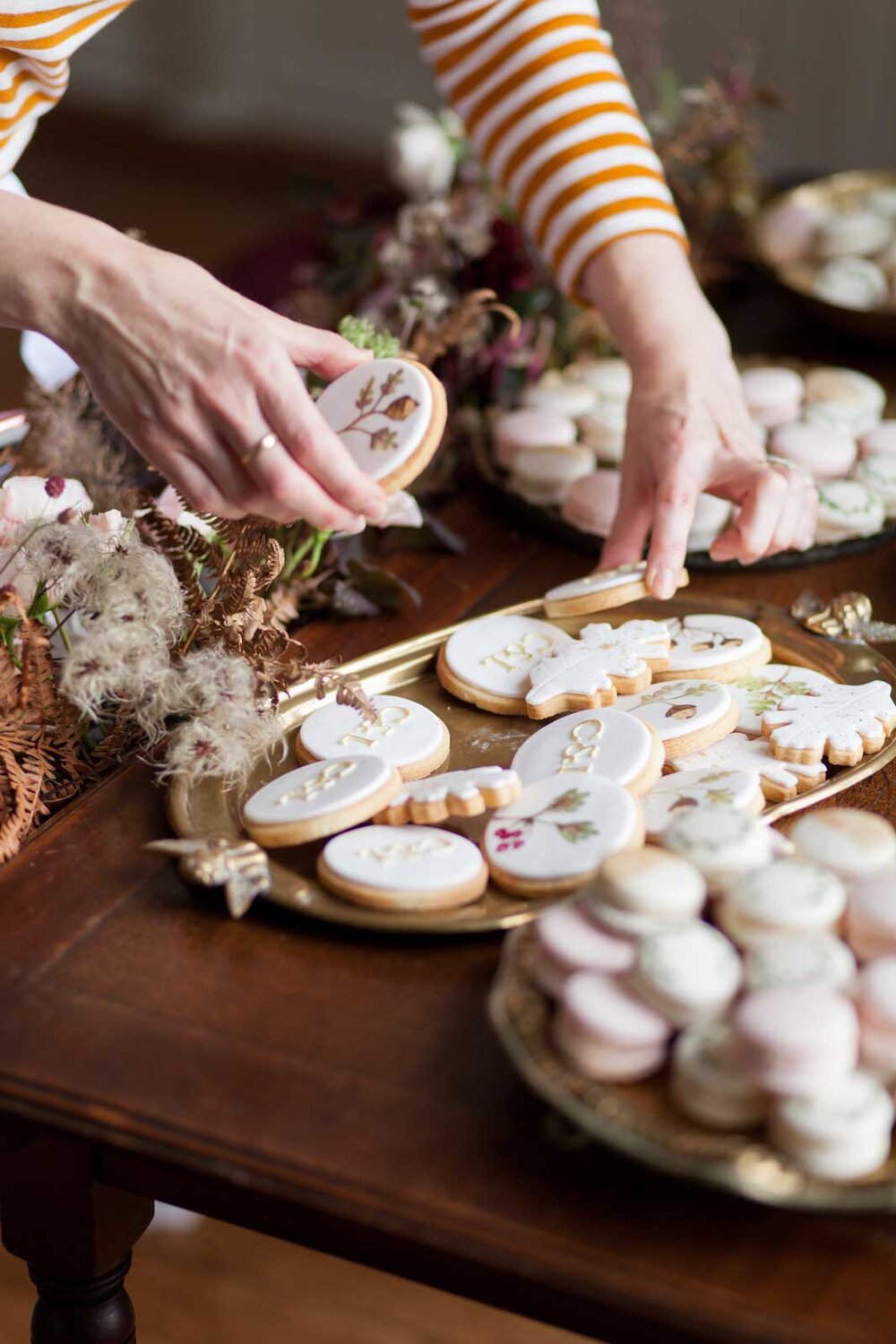 floral-wedding-favour-biscuits-hengrave-hall.jpg