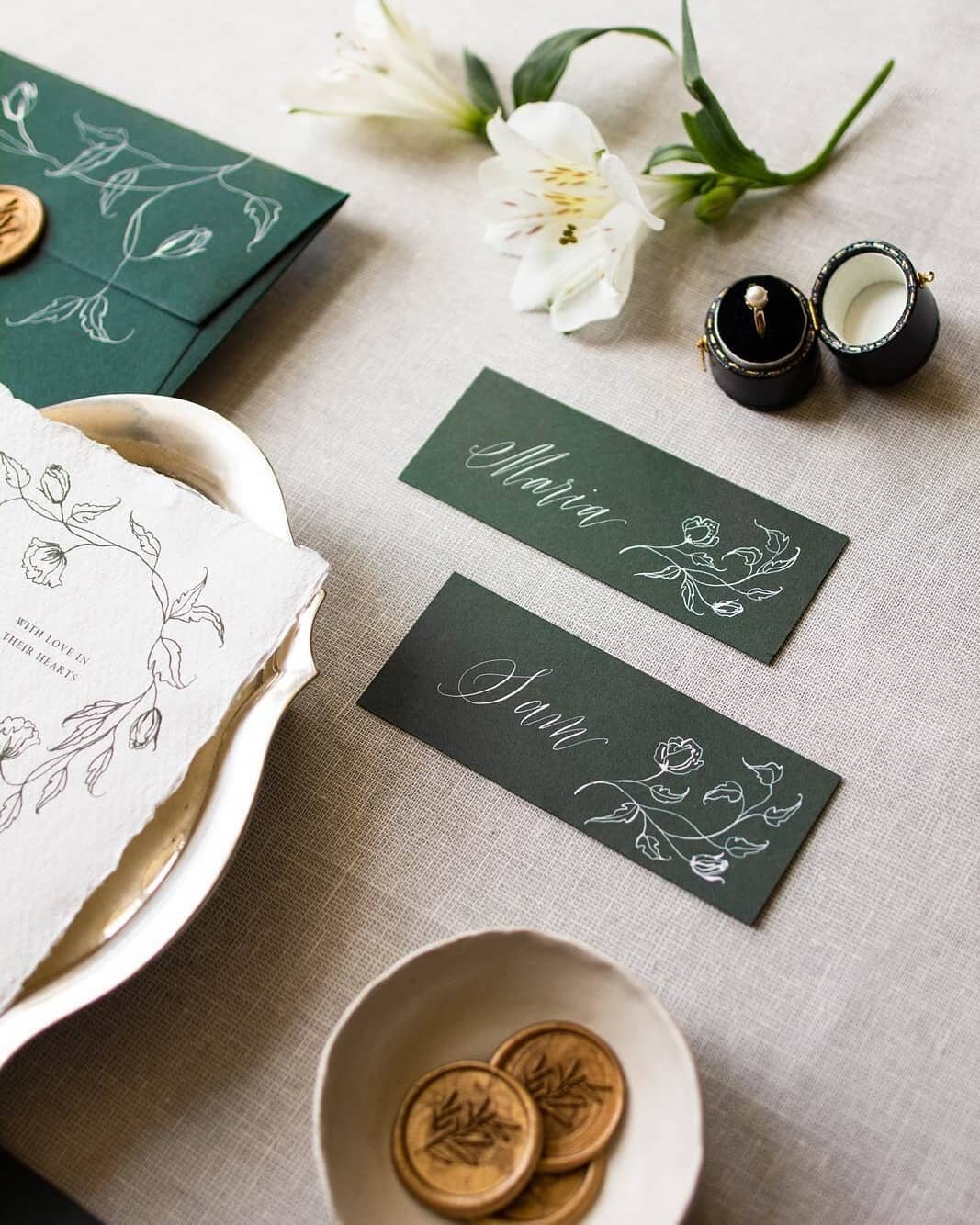 I love this deep green paper for elegant summer weddings. Especially for those couples that love beautiful floral centrepieces and want to echo all that foliage in their wedding stationery 🌿⠀⠀⠀⠀⠀⠀⠀⠀⠀