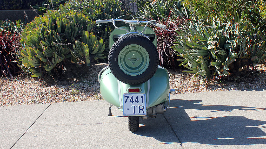 BM226_1951_Vespa_Faro_Basso_2.jpg