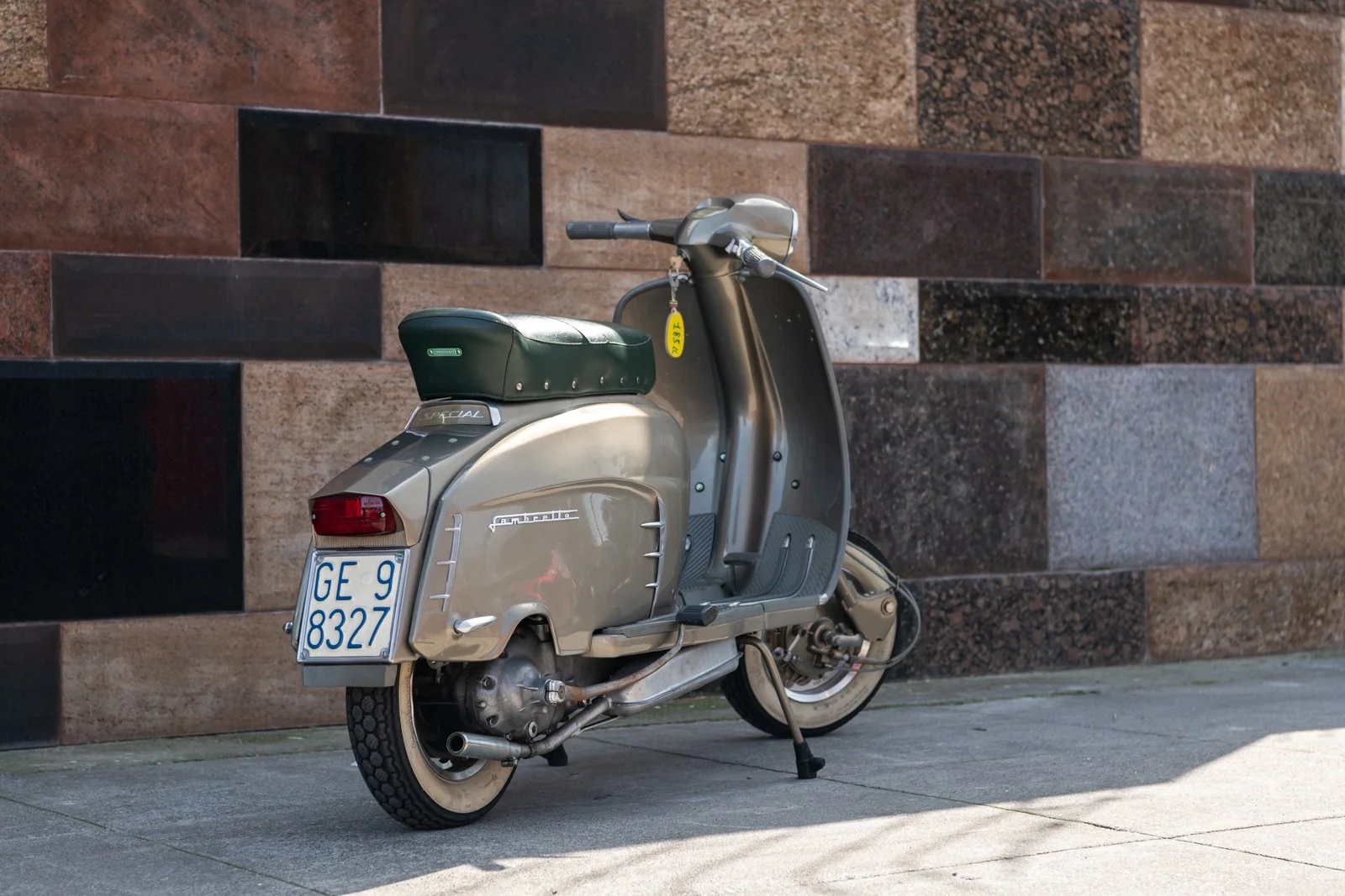 L85 - 1965 Lambretta LI Golden Special 150cc - GOLD - 1600px-32.jpg