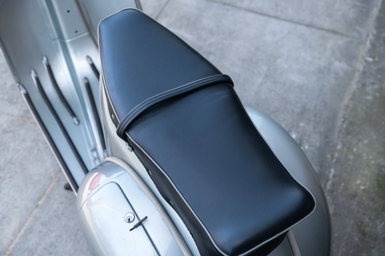 BM376 - 1960 Vespa GS5 150 - Grigio (GREY) - 1600px-10.jpg