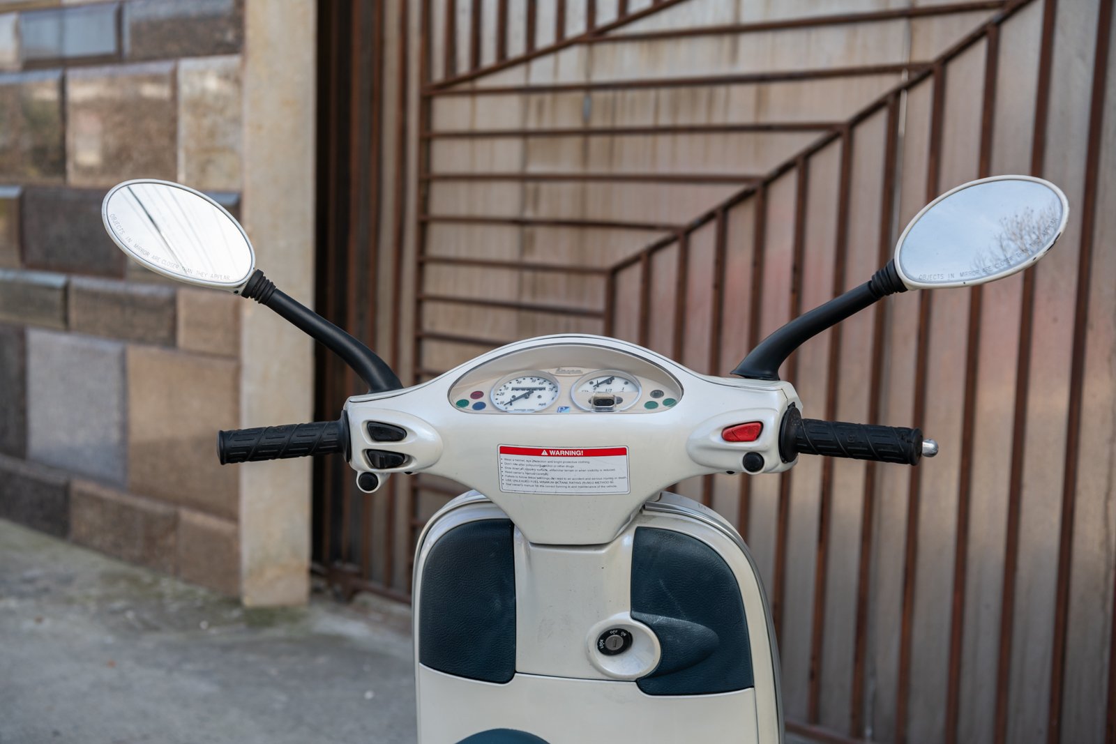 BM390 - 2003 Vespa 150 ET4 - WHITE - 1600px-7.jpg