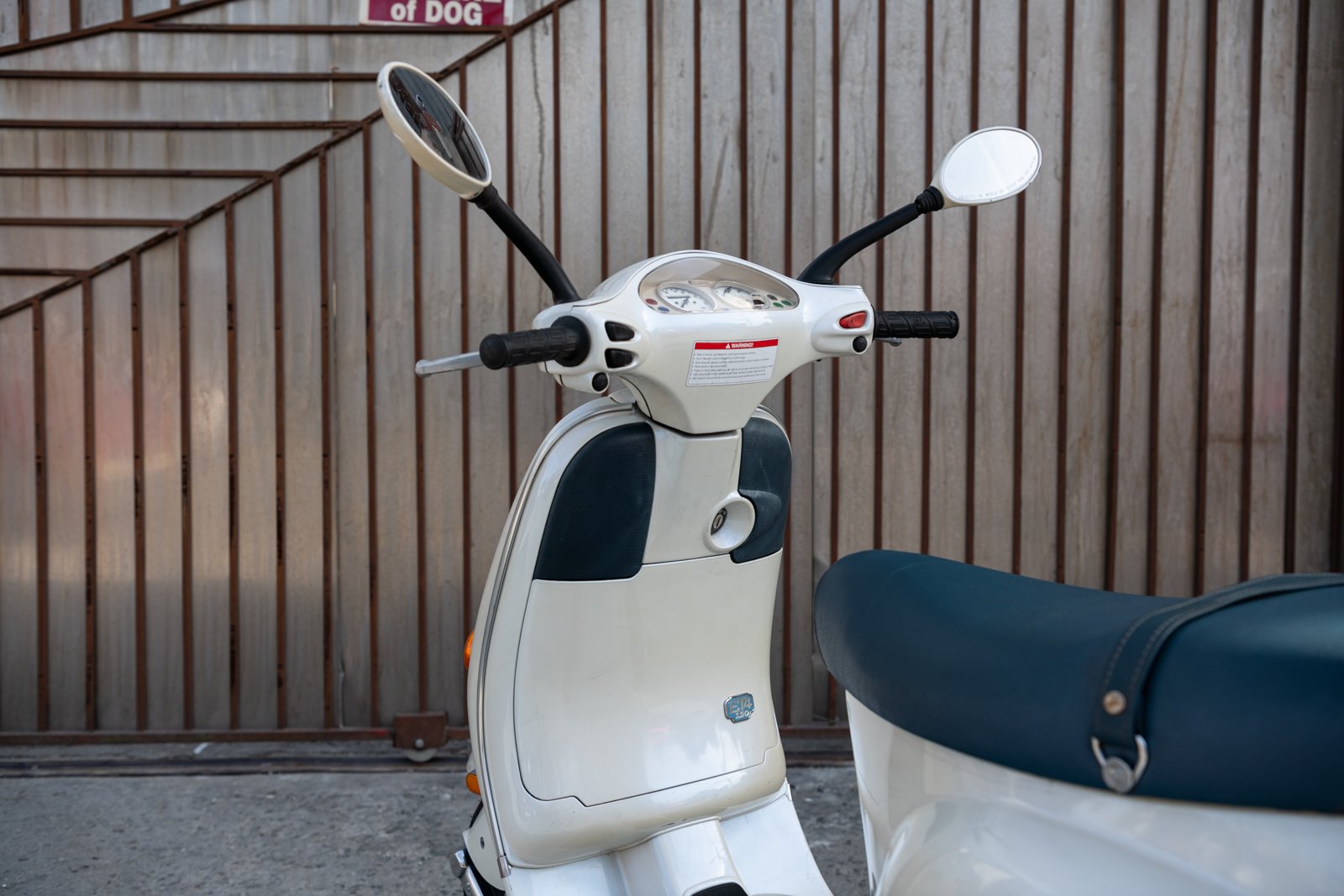 BM390 - 2003 Vespa 150 ET4 - WHITE - 1600px-14.jpg