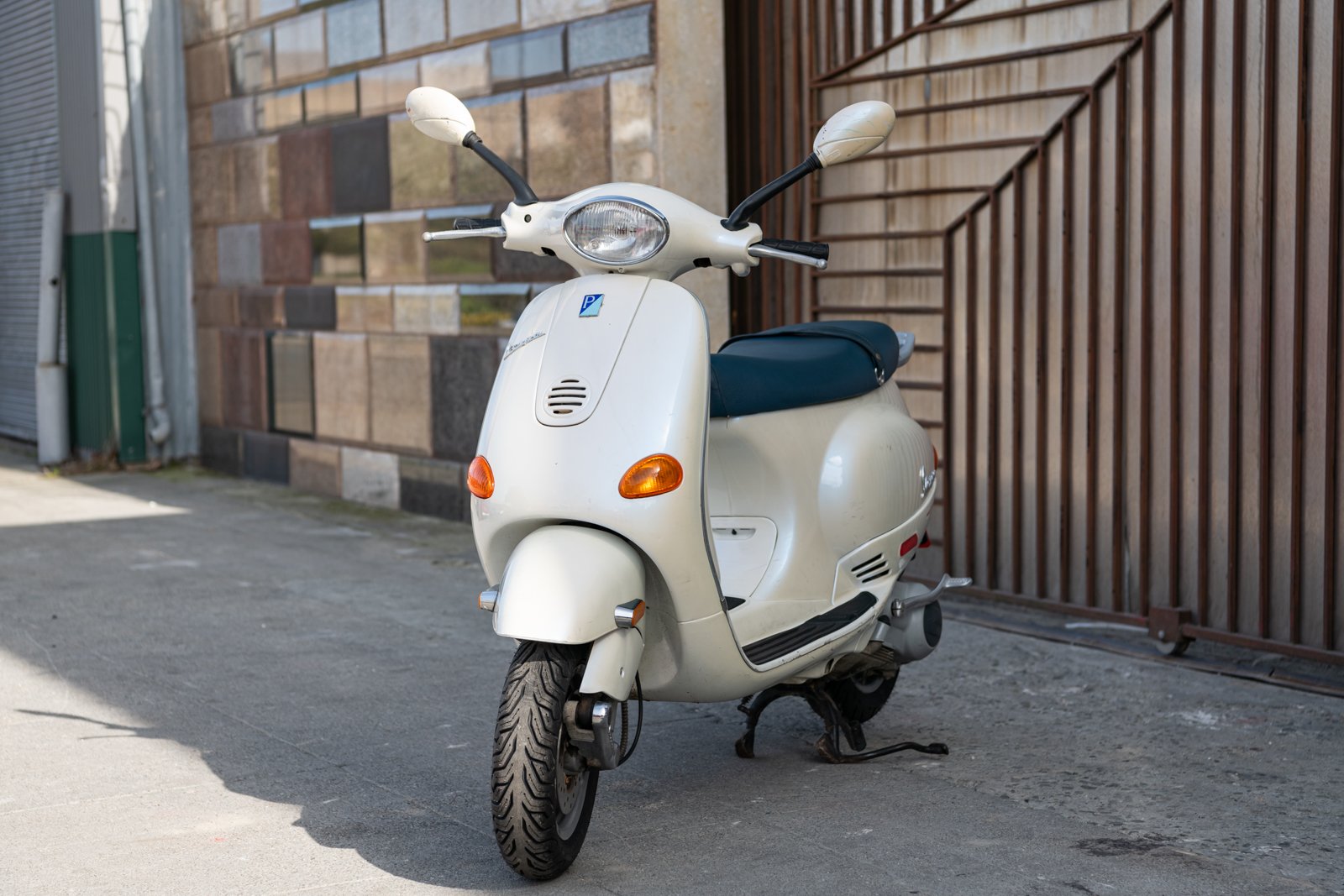 BM390 - 2003 Vespa 150 ET4 - WHITE - 1600px-28.jpg