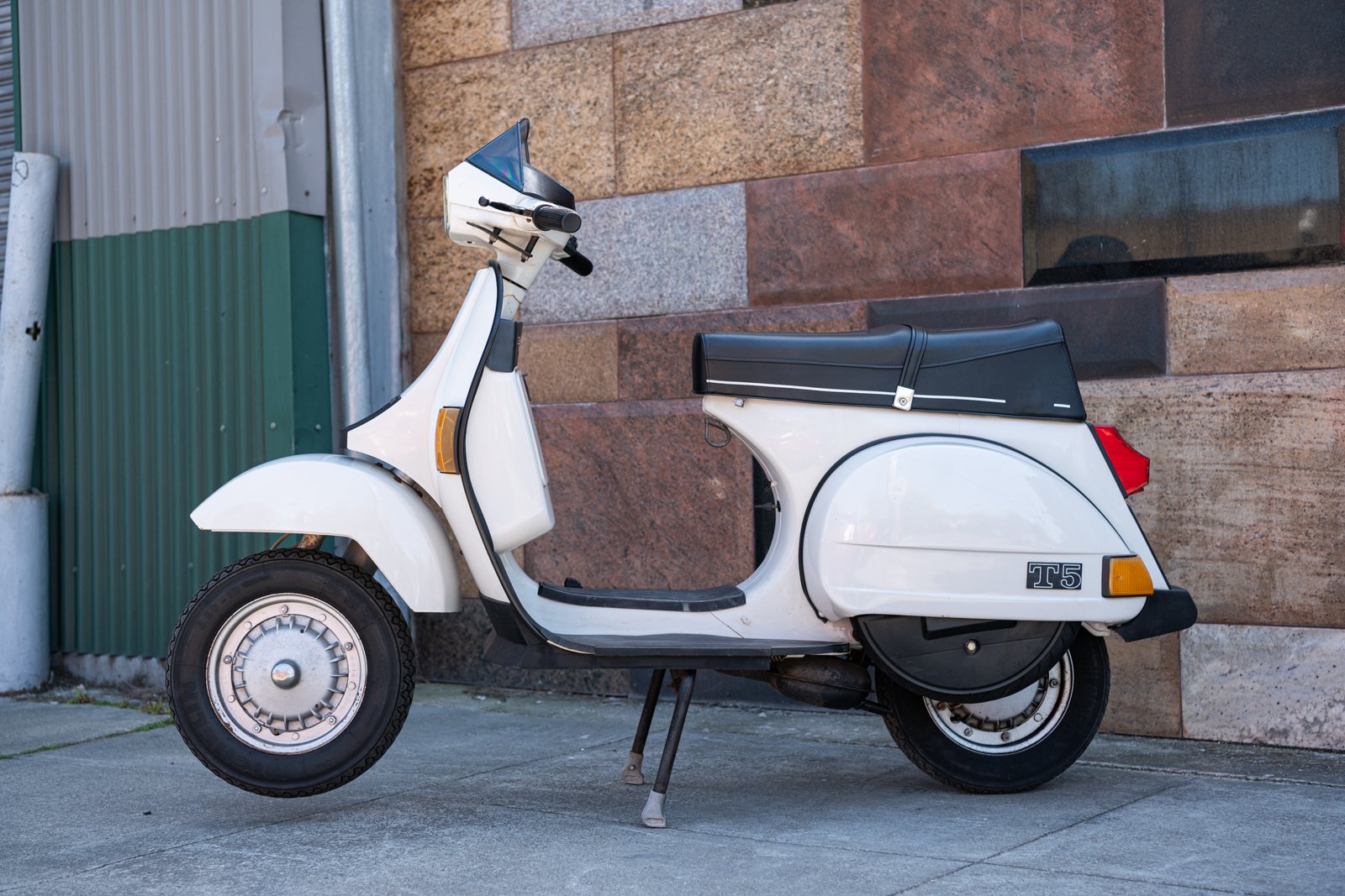 BM384 - 1987 Vespa T5 - WHITE - 1600px-24.jpg