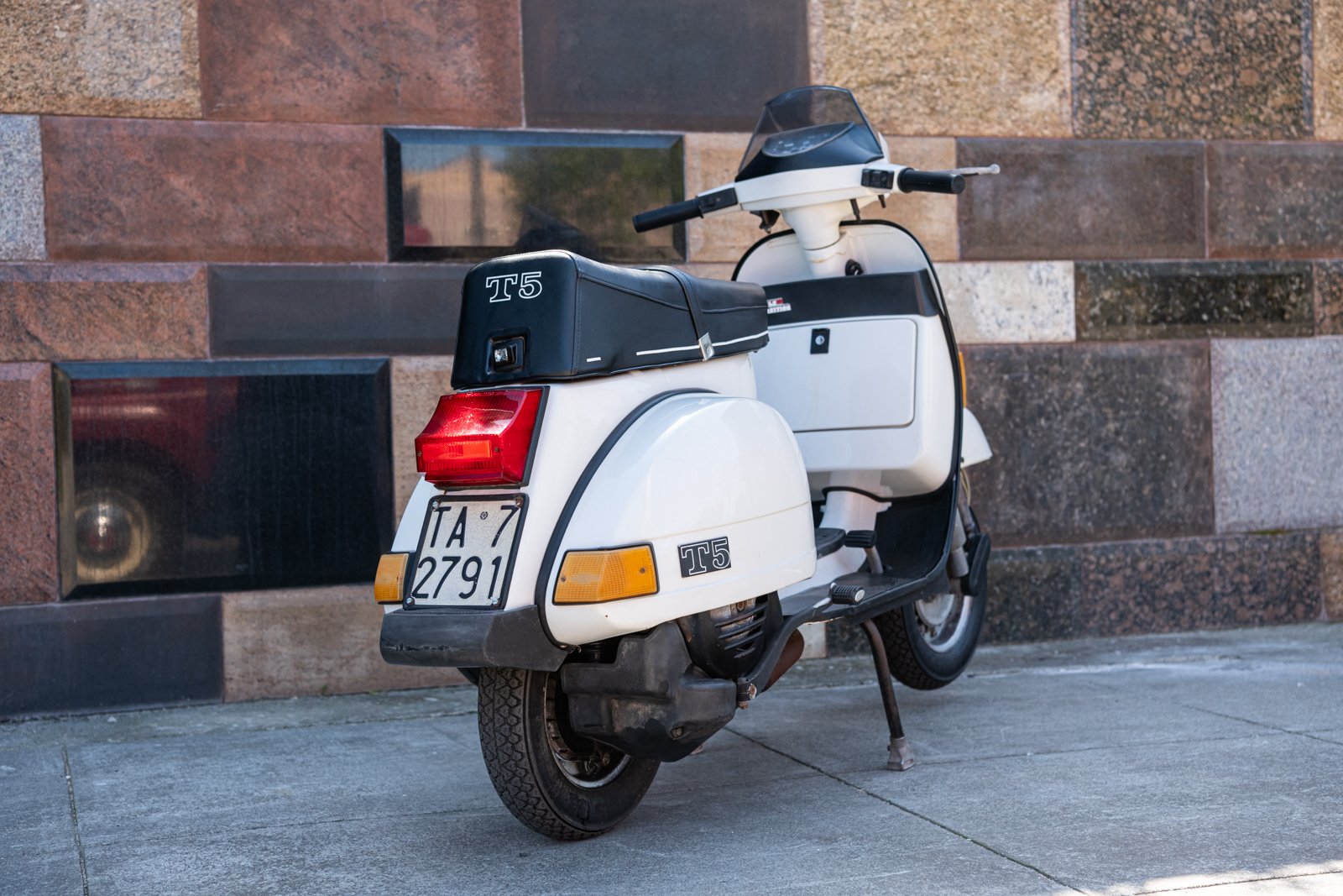 BM384 - 1987 Vespa T5 - WHITE - 1600px-47.jpg